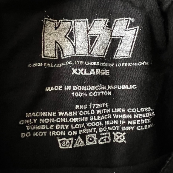Kiss Monochrome Graphic Tee - Picture 6 of 6